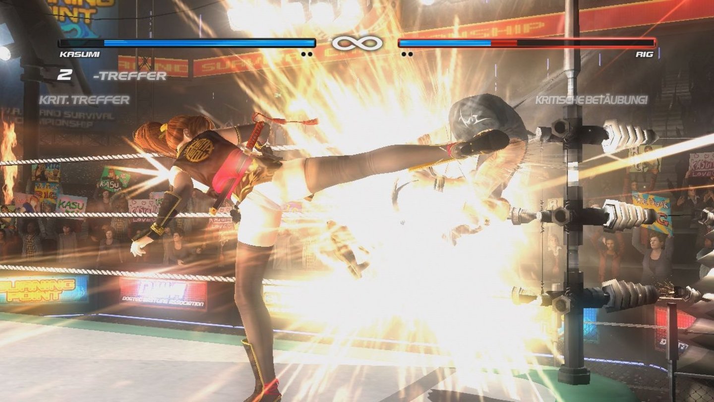 Wie beim Konkurrenten Tekken gibt es bei den Kämpfen Trefferfeedback in Form von grellen Lichteffekten.