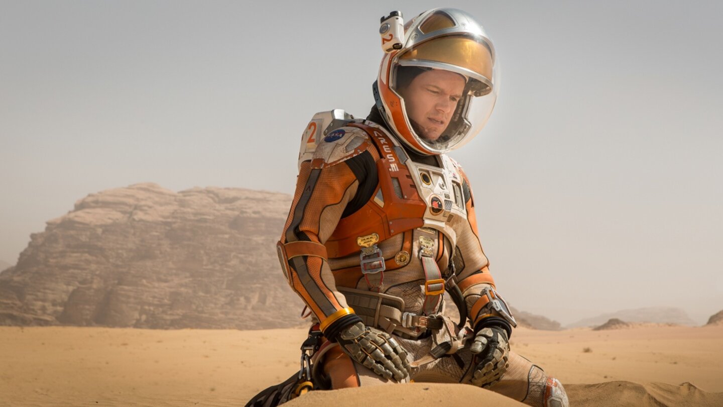 Der MarsianerMark (Matt Damon) muss einen kleinen Reaktorkern ausbuddeln, damit ihm auf einer längeren Mission im Fahrzeug nicht zu kalt wird.