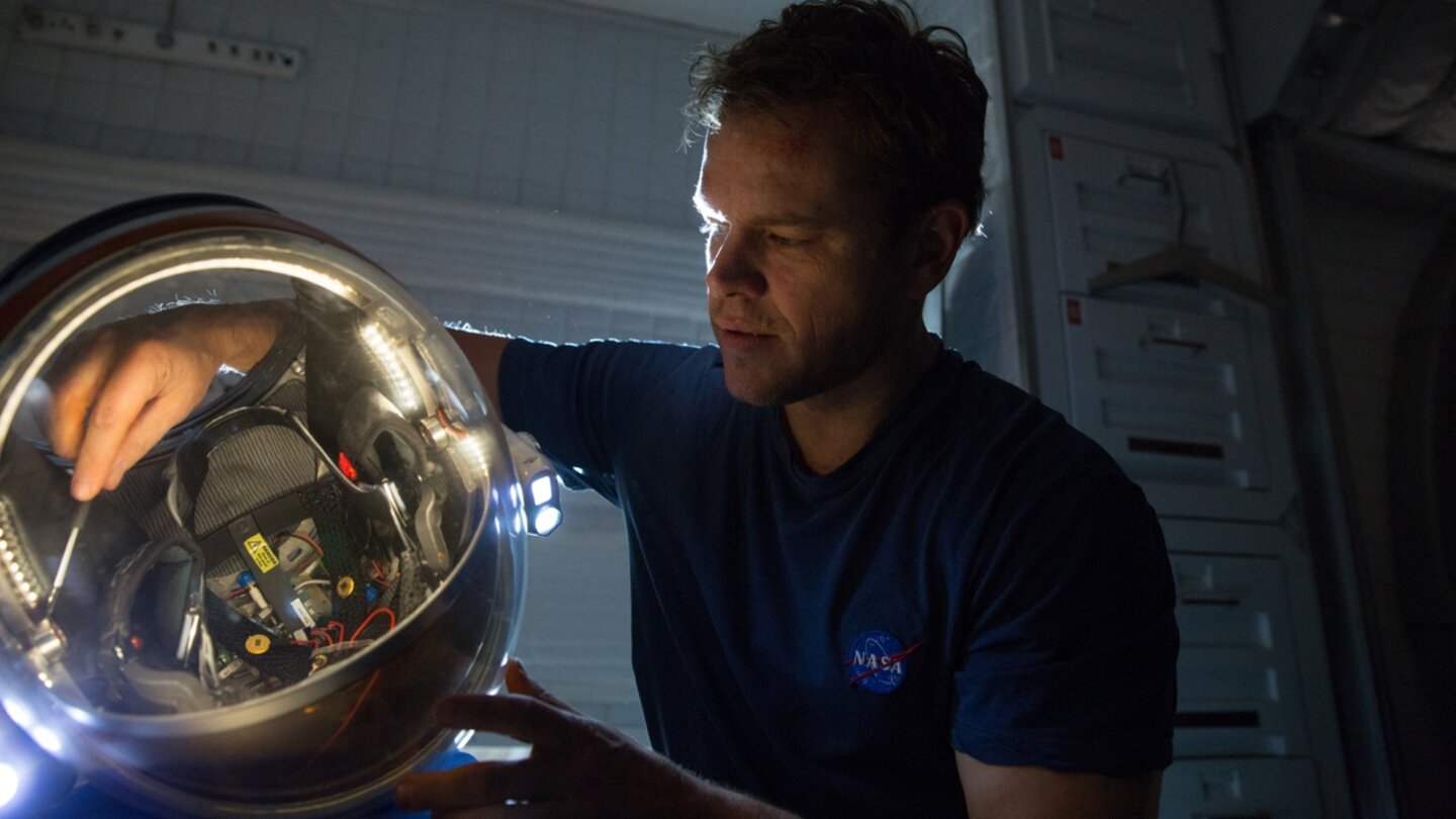 Der MarsianerAber Mark Watney (Matt Damon) ist nicht nur Botaniker, sondern auch Ingenieur, was ihm in der Isolation in die Hände spielt.