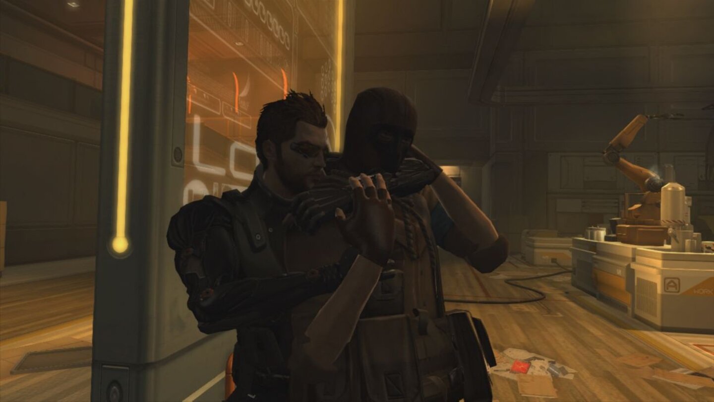 Deus Ex: Human Revolution - Director's Cut (Wii U)Auch im Nahkampf ist Adam eine Wucht. Wir entscheiden dabei, ob wir die Gegner ausschalten oder nur schlafen legen.