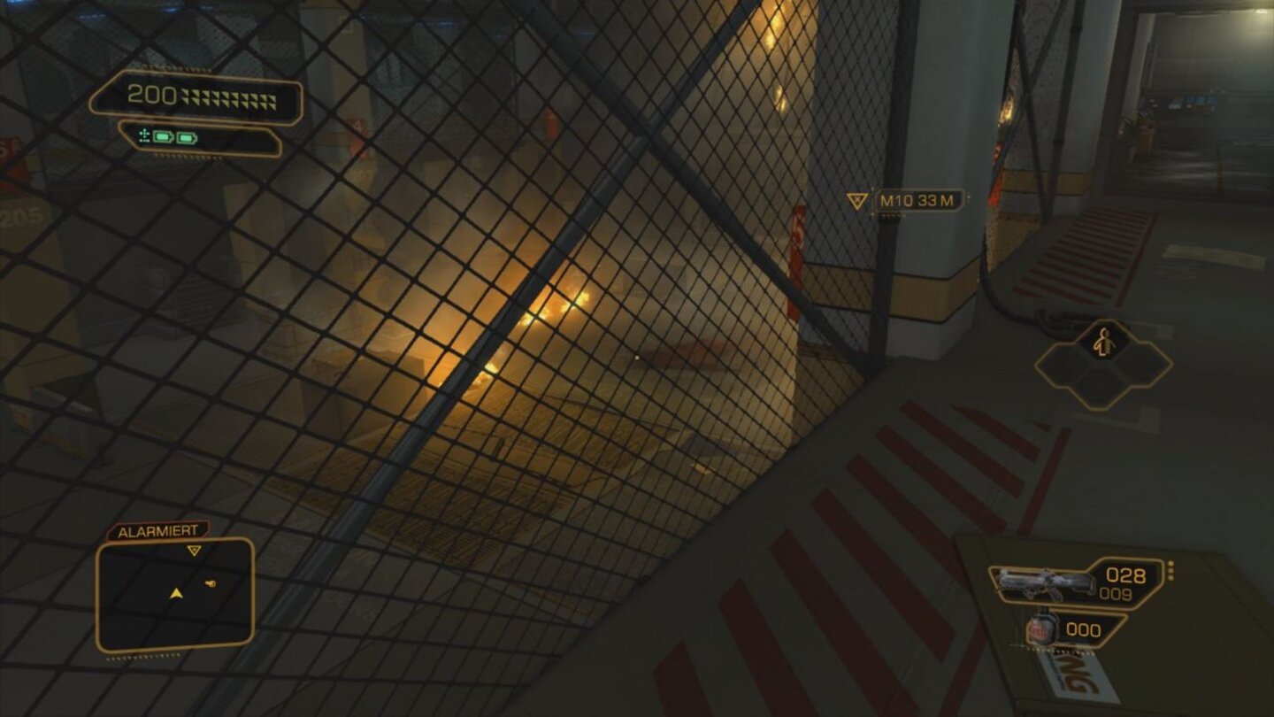 Deus Ex: Human Revolution - Director's Cut (Wii U)Wer genau hinschaut, erkennt unter uns den Schauplatz des ersten Bosskampfes, den wir aus einem der neuen Räume beobachten.