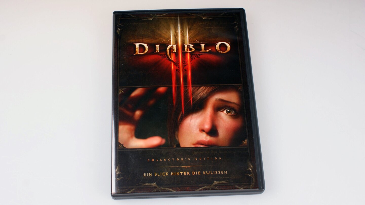 Diablo 3 - Die Collector's Edition ausgepacktWer lieber bewegte Bilder sieht, greift zur Bonus-Doppel-DVD/Blu-Ray und wirft einen Blick hinter die Kulissen, allerdings nur auf englisch.