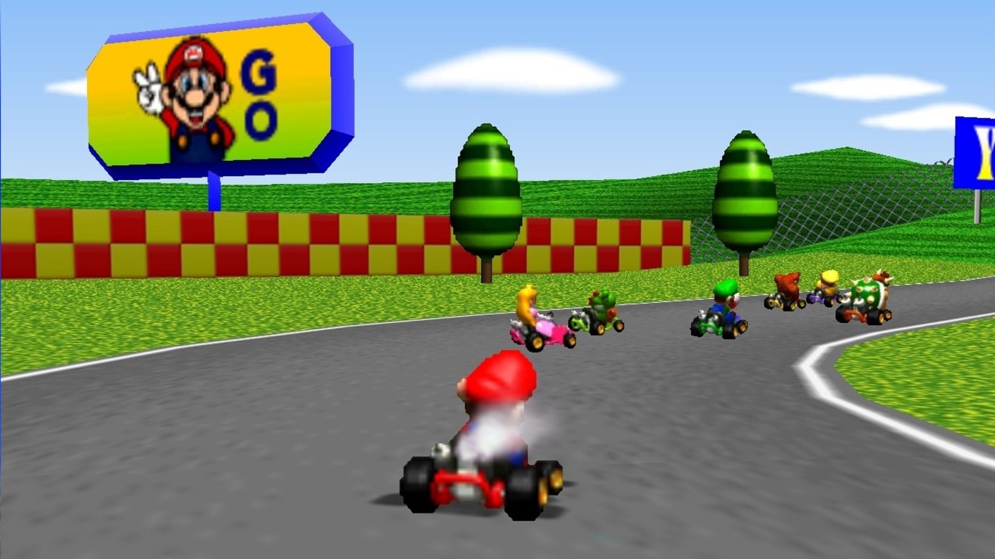 Platz 10: Mario Kart 64 (1997)Das zweite Spiel der Mario-Kart-Reihe ist in Europa im Juni 1997 erst drei Monate nach dem Launch des Nintendo 64 erschienen, mit über 9 Millionen Exemplaren aber trotzdem auf Platz 2 der bestverkauften N64-Titel. Nicht mehr nur zwei, sondern vier Spieler können sich im Grand-Prix-, Time-Trial-, Versus- und Battle-Modus über die verschiedenen Rennstrecken jagen. Die mit Geheimnissen und Abkürzungen gespickten Kurse sind allesamt Schauplätze aus den Nintendo-Spielen der acht Fahrer Mario, Luigi, Peach, Bowser, Yoshi, Toad, Donkey Kong und Bowser. Obwohl die Fahrer nach wie vor 2D-Sprites sind, brettern Mario & Co erstmals über 3D-Strecken, die endlich auch verschiedene Höhenstufen, Rampen, Brücken und Abgründe haben.