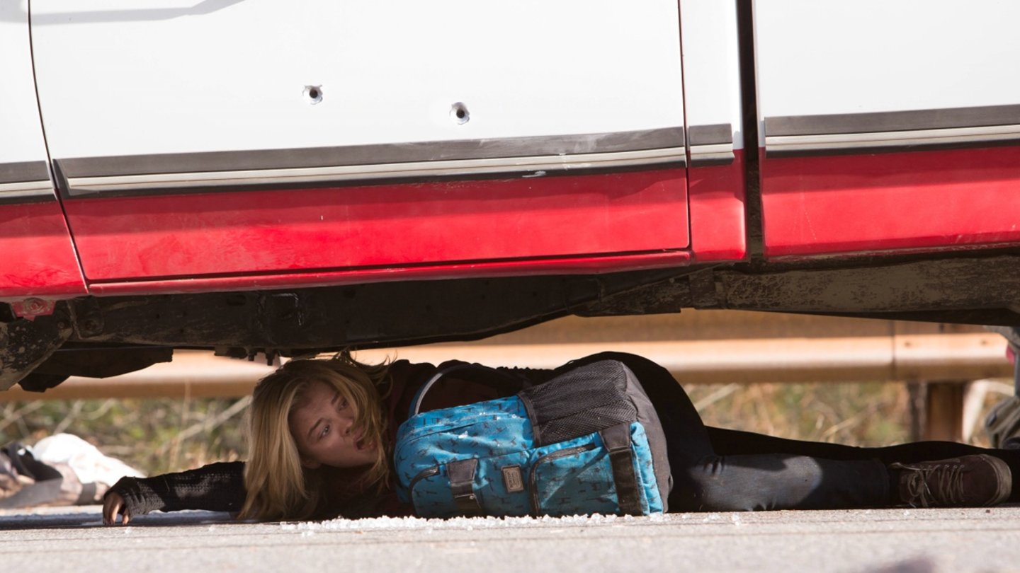 Die 5. WelleWer schießt denn da? Aliens, andere Menschen? Egal, denn Cassie (Chloe Grace Moretz) ist schlau und rettet sich unter ein Auto… Ha!