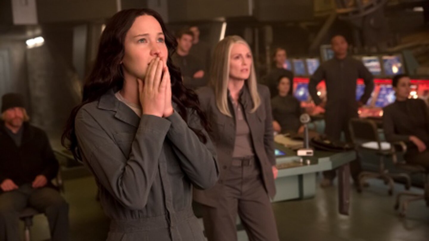 Die Tribute von Panem: Mockingjay - Teil 1Mit völligem Entsetzen verfolgt Katniss (Jennifer Lawrence) was mit Peeta (Josh Hutcherson) gemacht wurde.