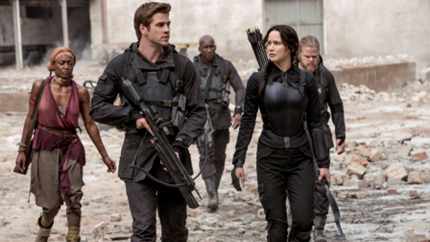 Die Tribute von Panem: Mockingjay - Teil 1Beim Besuch eines Lazaretts im 8. Distrikt sehen Katniss (Jennifer Lawrence) und Gale (Liam Hemsworth), was die Angriffe des Kapitols angerichtet haben.