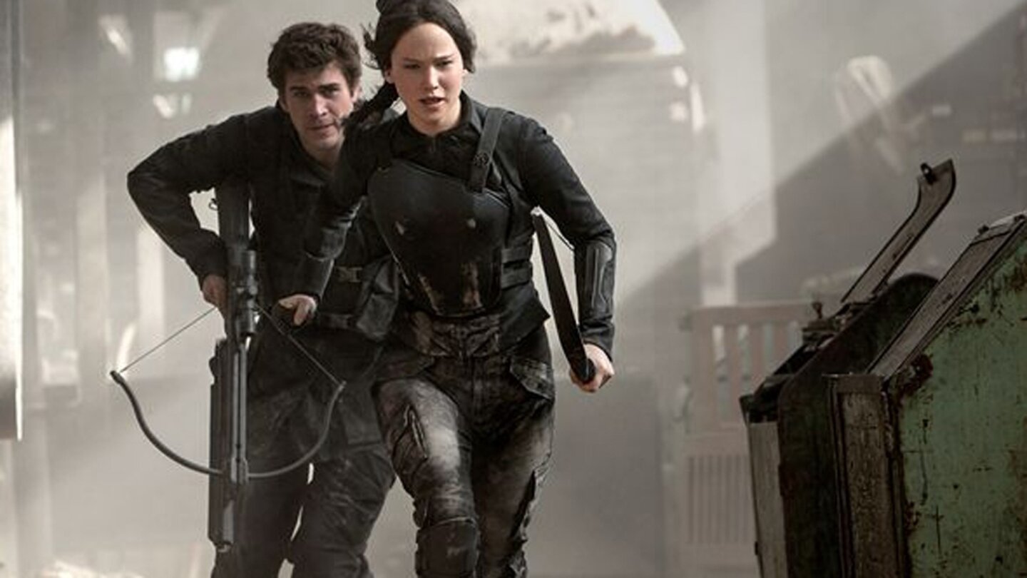 Die Tribute von Panem: Mockingjay - Teil 1Während eines Propos-Drehs, kommen Gale (Liam Hemsworth) und Katniss (Jennifer Lawrence) näher an die Kriegszone als ihnen lieb ist.