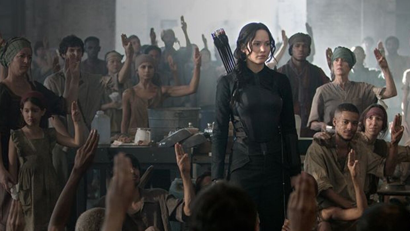 Die Tribute von Panem: Mockingjay - Teil 1Jeder, der mit Katniss und den Rebellen sympathisiert, wird mit dem Tod bestraft.