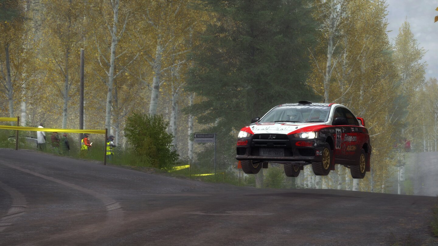 Dirt RallyWeite Sprünge sind ein Spektakel für die Zuschauer. Aber sie schaden unserem Auto und befördern uns schnell mal neben die Strecke.