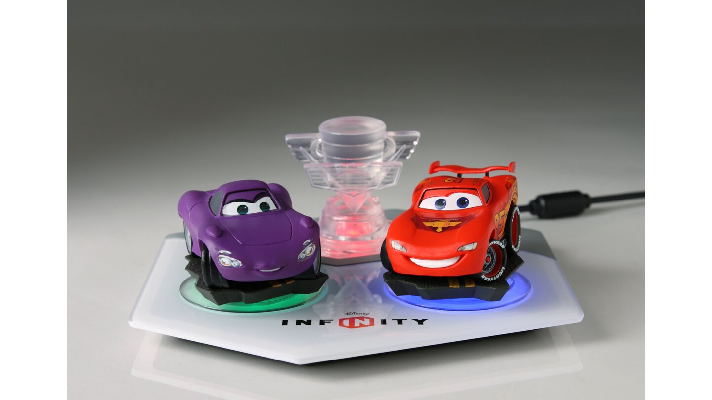 Disney InfinityDie Figuren zum Spielen und das Playset kommen auf die Plattform, die an die Konsole angeschlossen wird.