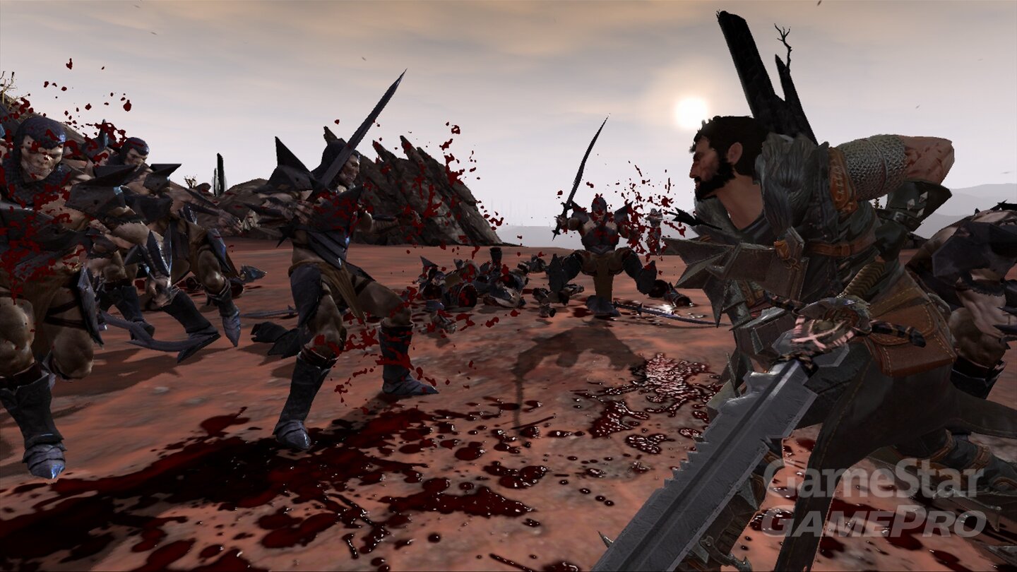 Dragon Age 2Hawke (rechts) kämpft anfangs wieder gegen die Dunkle Brut. Das Spiel wird blutig wie eh und je.