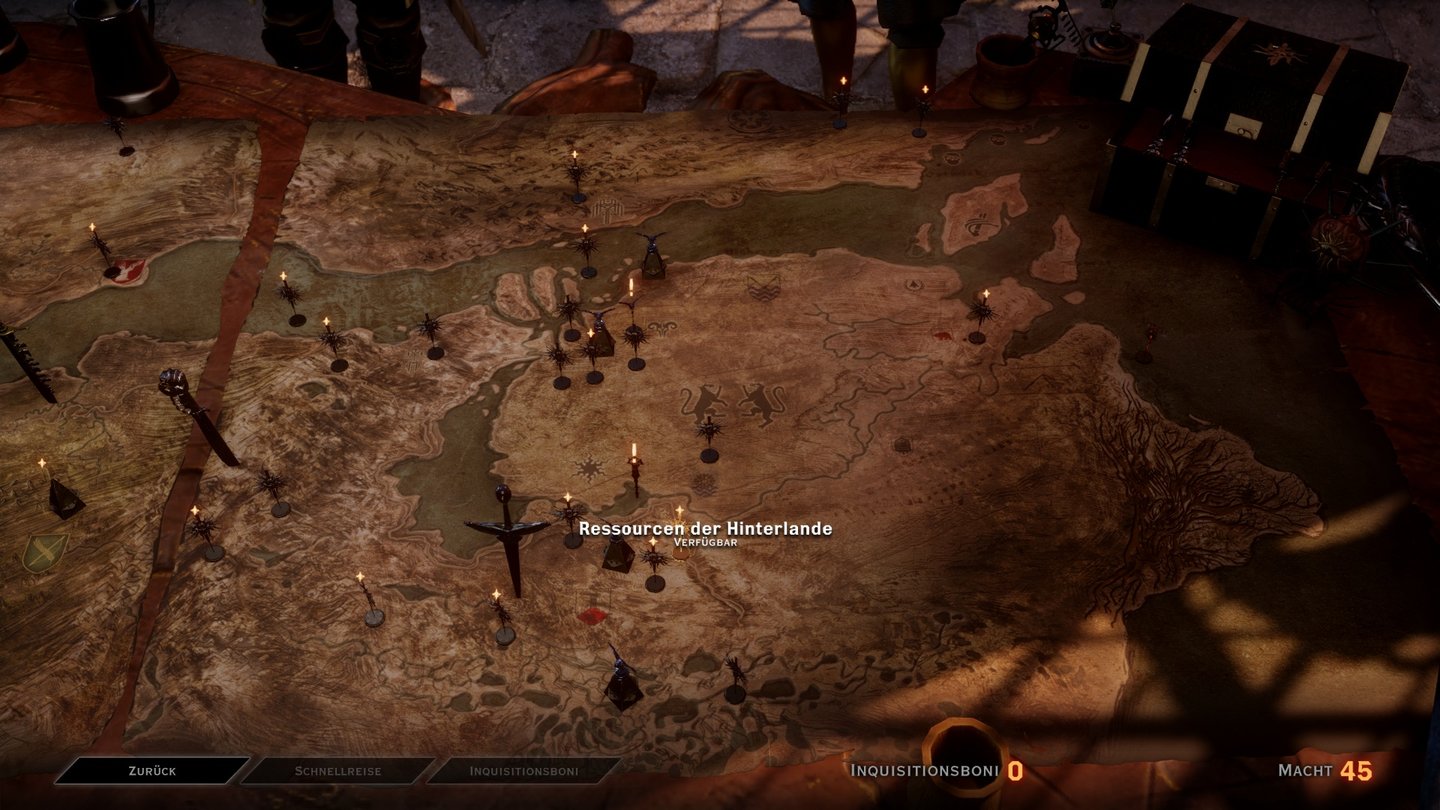 Dragon Age: InquisitionAm Kartentisch der Himmelsfeste schalten wir neue Gebiete und Hauptmissionen frei, außerdem nehmen wir Nebenquests an.