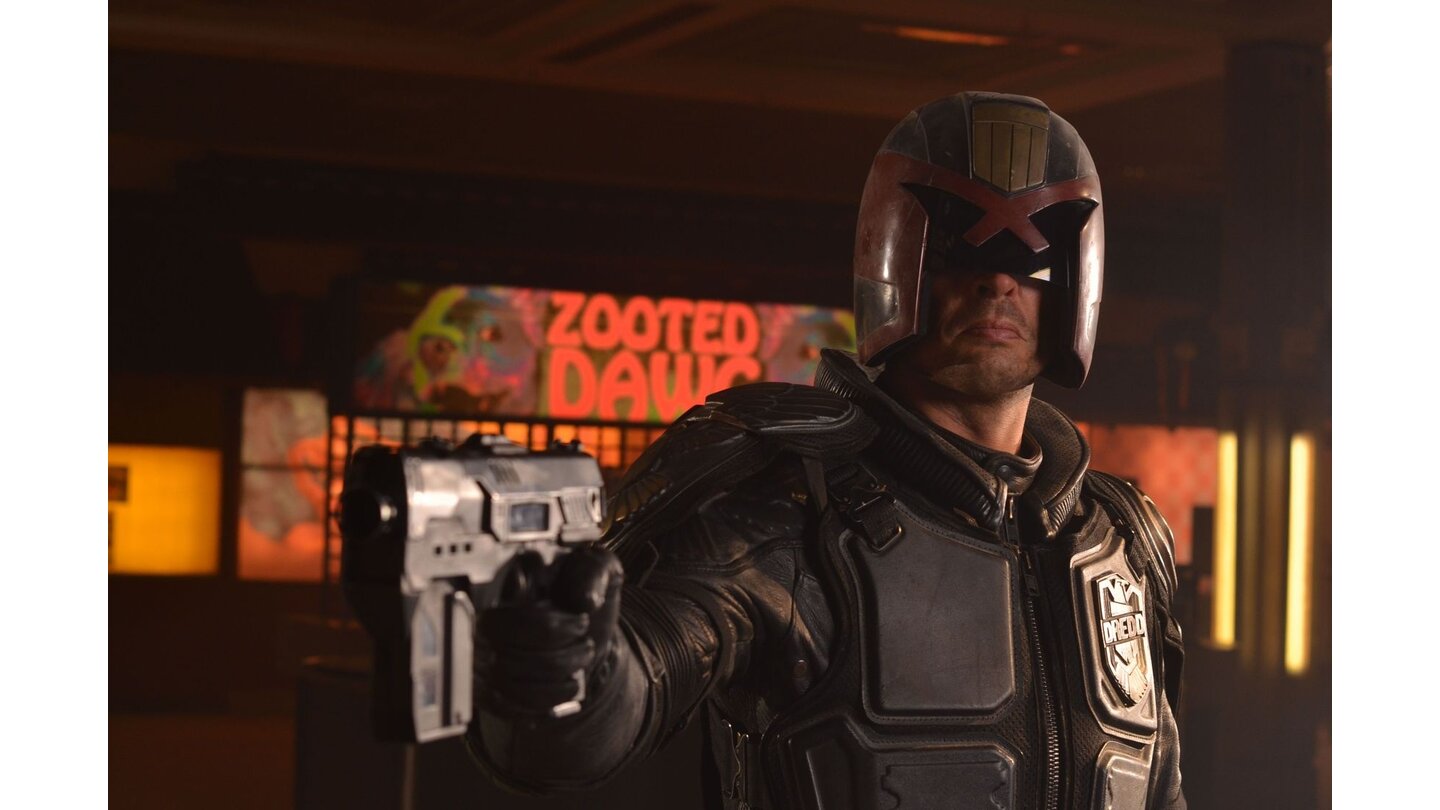 Dredd 3DDredd trägt auch im neuen Film seine »Lawgiver«-Dienstwaffe. Munitionsarten wechselt der Held auch in Dredd 3D per Spracheingabe, auf den »Doppelwummer« warten Fans aber vergeblich.