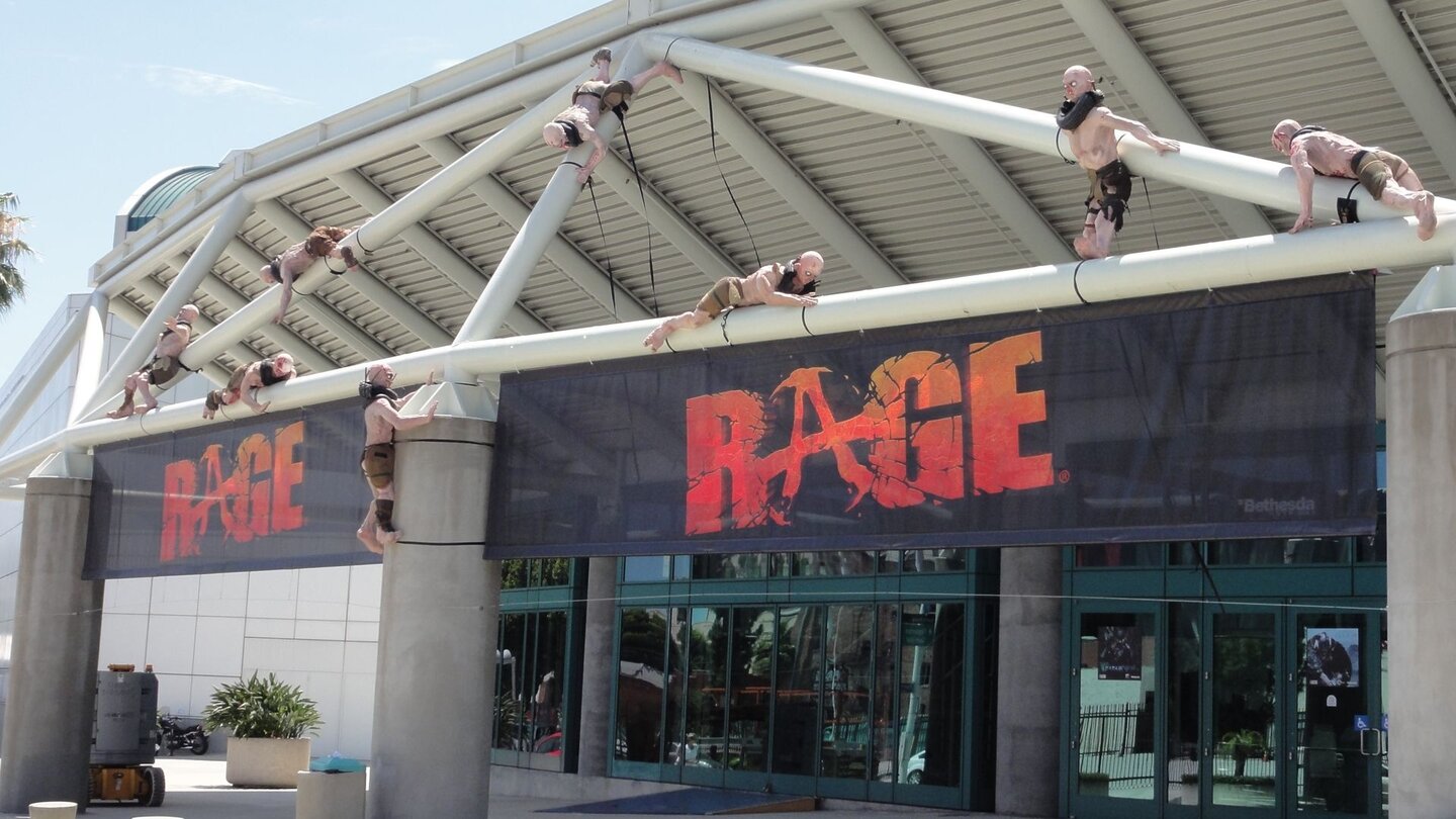 E3 2011: Schlacht um Aufmerksamkeit … sind sie ratz fatz an den Fassaden von South- und Westhall-Eingang raufgeklettert.