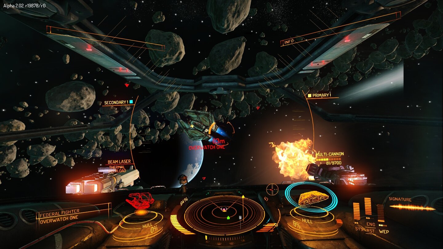 Elite: Dangerous - Screenshots aus der Kickstarter-AlphaAuf Schleichfahrt: Damit uns sein Geleitschutz nicht bemerkt, greifen wir diesen Föderierten mit unserer Multi-Cannon an – die erzeugt weniger Energiesignatur als der Laser.