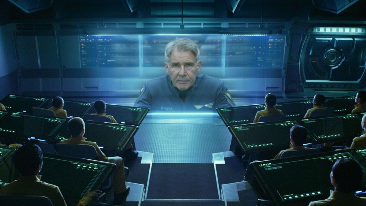 Ender’s GameColonel Graff (Harrison Ford) behandelt Ender besser als seine Kameraden um ihn in die Isolation zu treiben.