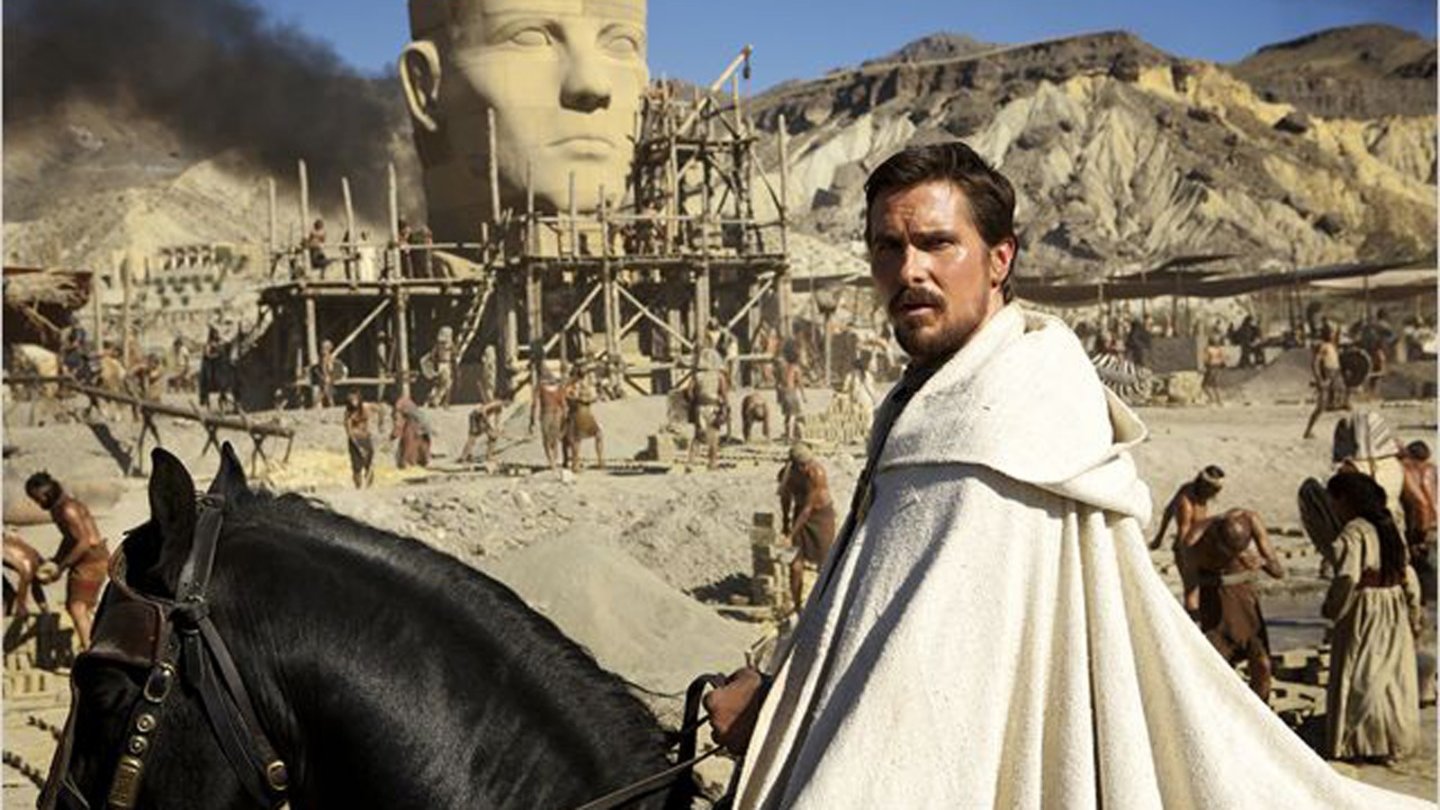 Exodus: Götter und KönigeWährend sich im Hintergrund die Sklaven abrackern, beobachtet Moses (Christian Bale) eine Auspeitschung.