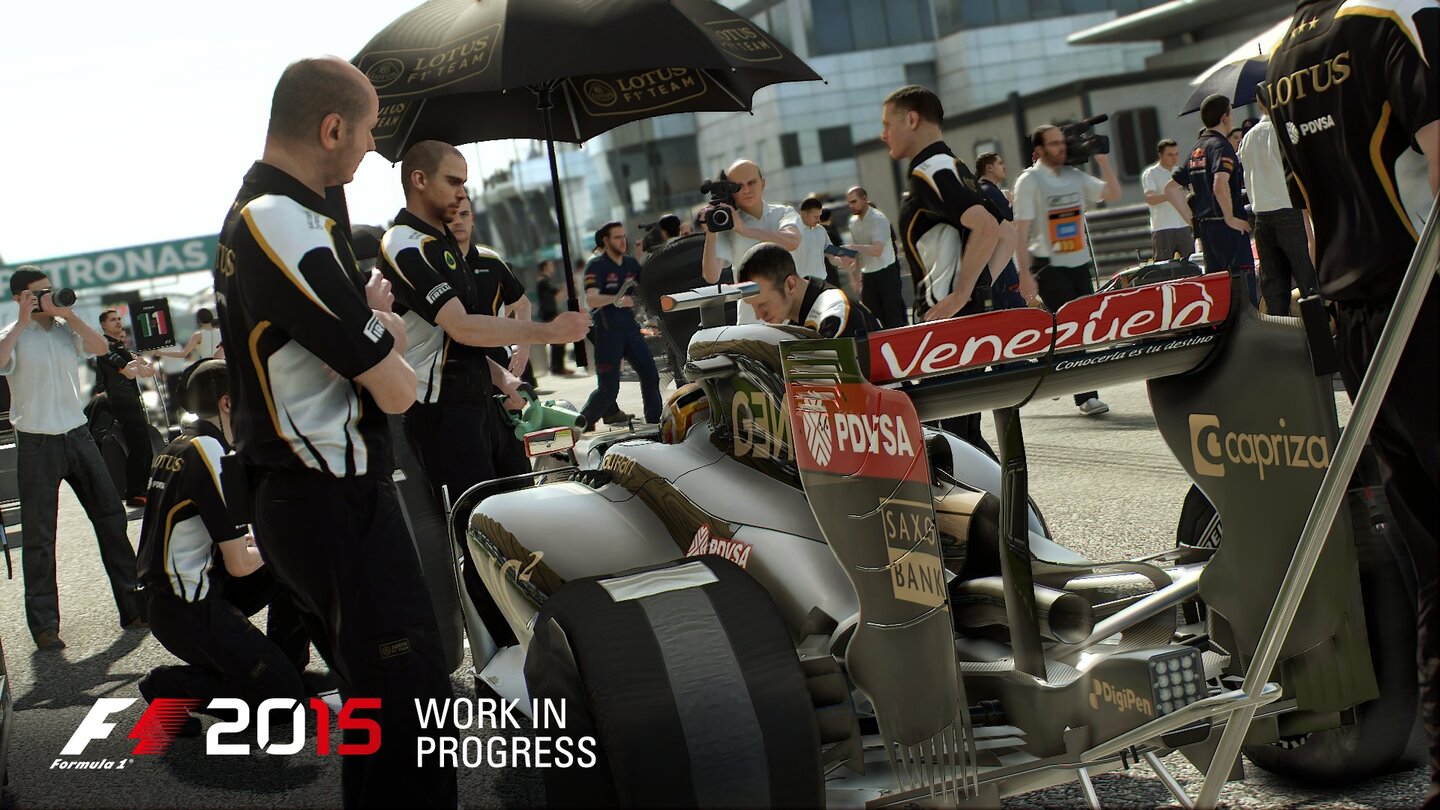 F1 2015Etliche Details wie das Gewusel vor dem Start sorgen für Atmosphäre.