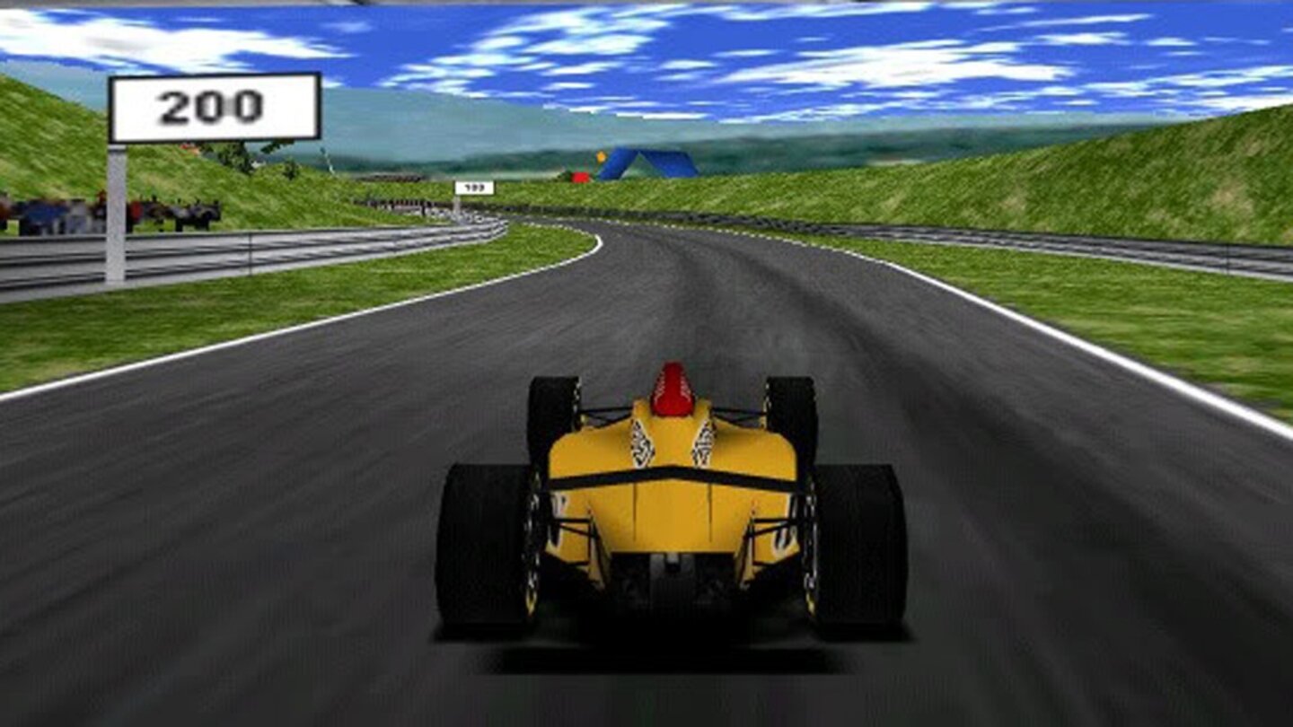 F1 Racing Simulation (1997)Im gleichen Jahr taucht mit dem Entwickler Ubisoft ein Neuling im Fahrerfeld der Formel 1-Simulationen auf. Aber den Franzosen gelingt 1997 mit F1 Racing Simulation aus dem Stand ein Start-Ziel-Sieg, denn die GameStar-Redaktion ist sich einig: Das ist die bisher beste Simulation des Formel 1-Rennsports. Realistisches Fahrzeughandling, etliche Fahrhilfen für Einsteiger, ein umfangreiches Fahrzeug-Setup und eine ansprechende Grafik: F1 Racing Simulation bietet alles, was sich der Rennsport-Fan 1997 wünschen kann. Einzig die Tatsache, dass Ubisoft nur die Vohrjahressaison ins Spiel gebracht hat, trübt den Gesamteindruck etwas.Nach dem sehr guten Erstlingswerk legt der französische Entwickler 1998 nach und veröffentlicht Racing Simulation 2. Allerdings diesmal ohne die FIA-Lizenz. Das Spiel ist erneut ein sehr gutes Rennspiel (GameStar Wertung: 87%), allerdings büßt es durch den Mangel an Originalfahrern und -teams etwas an Atmosphäre ein.