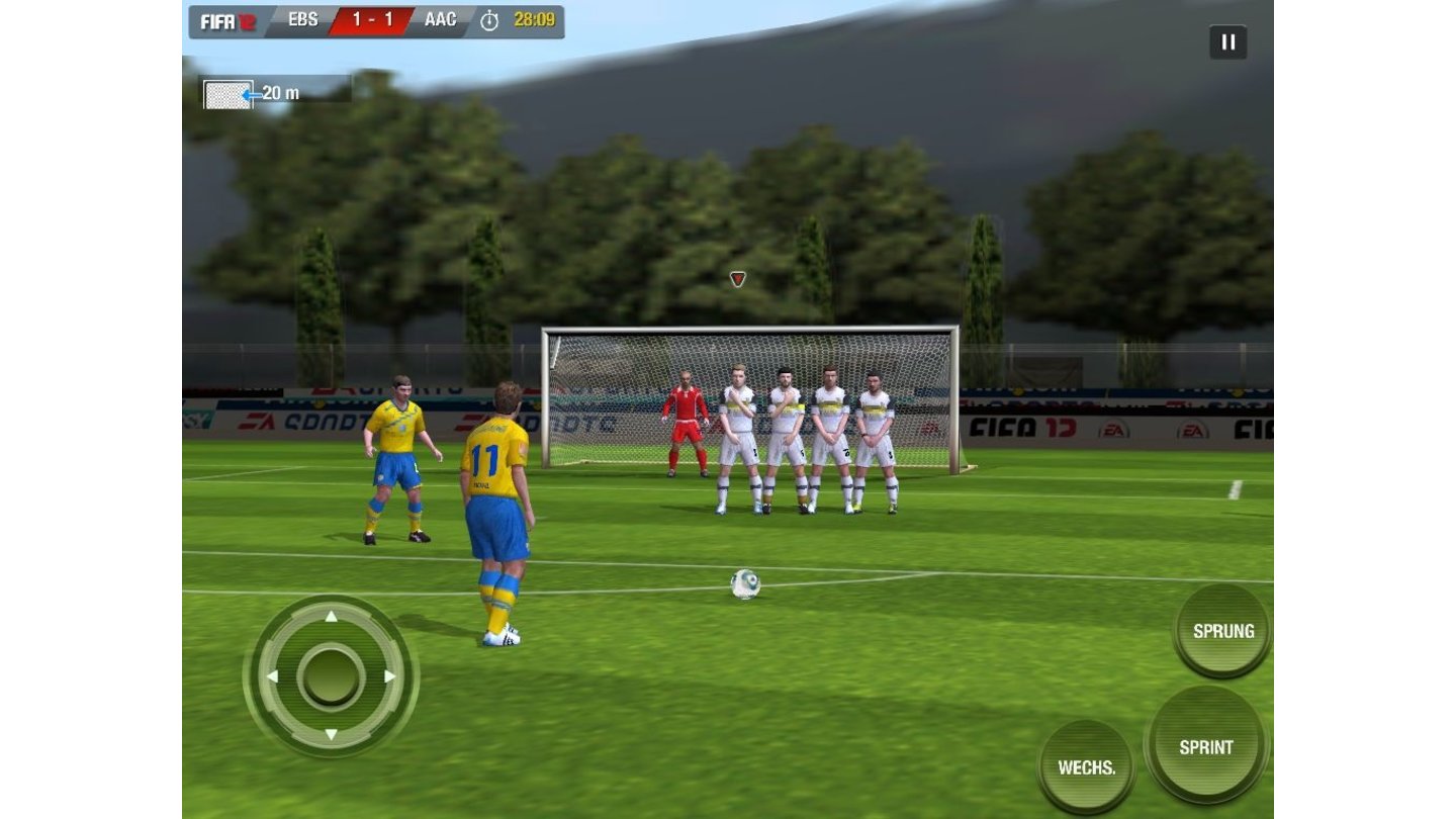 FIFA 12 FIFA 12 von EA kommt natürlich mit der vollen Lizenz-Packung auch auf iOS-Plattformen daher. Über zwanzig Ligen mit mehr als fünfhundert Originalmannschaften laden Fußballfreunde zu ausgiebigem Spielen ein. Dabei ist die iOS-Fassung endlich mehr als nur eine bloße Aneinanderreihung von Spieltagen. Der Managermodus beinhaltet alles rund ums Leder: Spielertransfers, Taktikplanung, Trainingsgestaltung oder Geldverwaltung – Strategen werden mit FIFA 12 glücklich. Spielerisch gibt sich der Titel keine Blöße und lässt sich mit einer Mischung aus Touch- und Sticksteuerung sauber kontrollieren. Zu bemängeln gibt es eigentlich nur kleinere grafische Schwächen, die dem Spielspaß jedoch keinen Abbruch tun. Ein besonderer Bonus war anfangs dem Zwei-Spieler-Modus vorenthalten: Auf Wunsch kann ein iPad als Fernseher genutzt werden und das Spiel getrennt mit zwei iPhones gesteuert werden. Das ist eine tolle Sache und inzwischen nach einem Software-Update auch im Einzelspieler möglich. Unsere Wertung: 85% - » Test zu FIFA 12 lesen