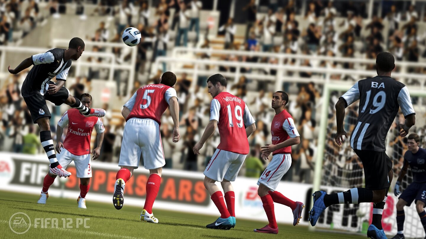 FIFA 12Das bislang einzige freigegebene Bild aus dem PC-Fifa, das dank Kantenglättung und etwas kräftigerer Farben sogar noch einen Tick hübscher aussieht als die Konsolenversion.