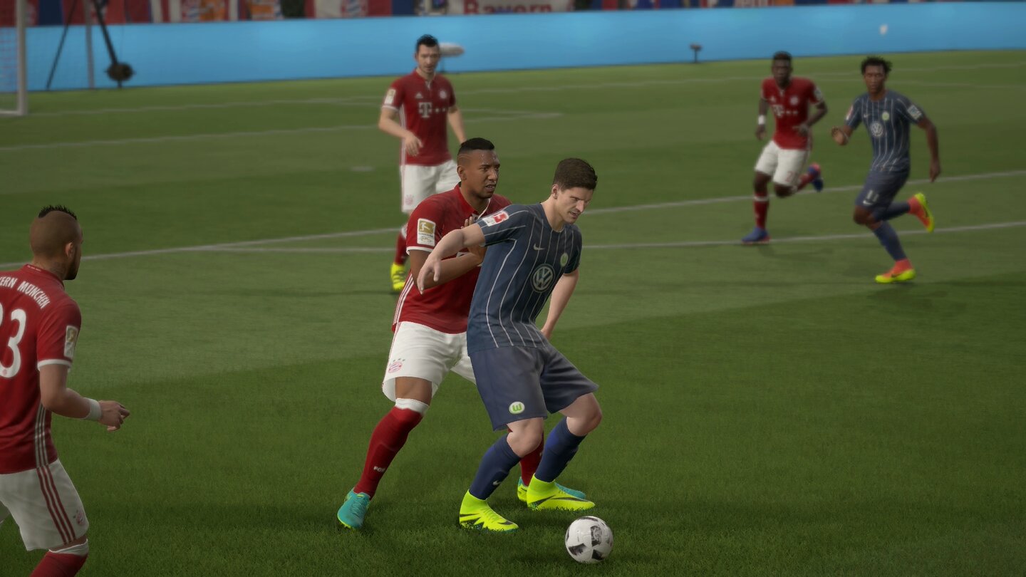 Fifa 17Das Abschirmen gehört schon zu den größten spielerischen Neuerungen: Mit »RT« fährt Mario Gomez die Arme aus und behauptet den Ball gegen Jerome Boateng.