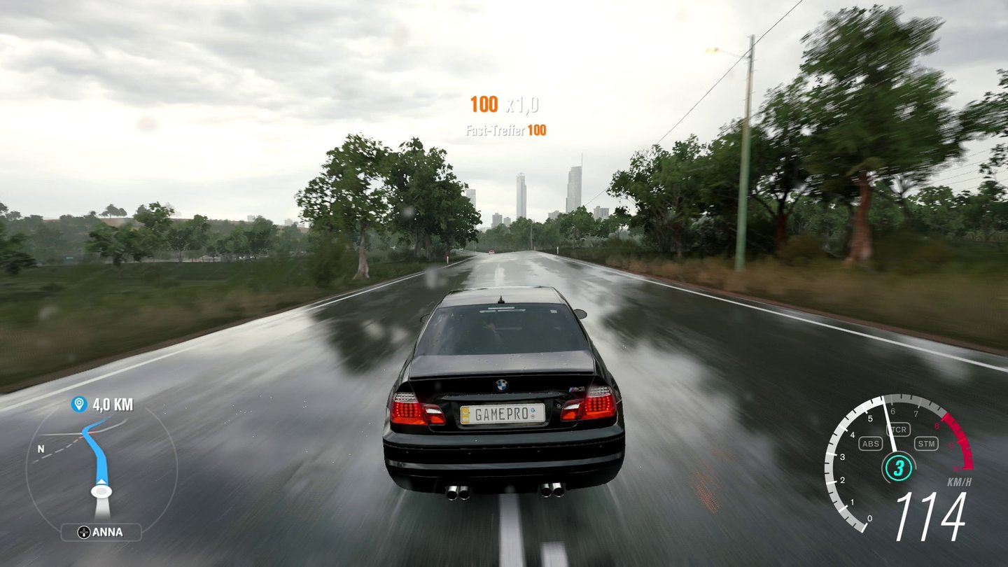 Forza Horizon 3Achtung: Wer nur auf die schicken Spiegelungen in der nassen Straße achtet, macht womöglich den glitschigen Abflug. Nässe hat nämlich auch Auswirkungen auf das Fahrverhalten.