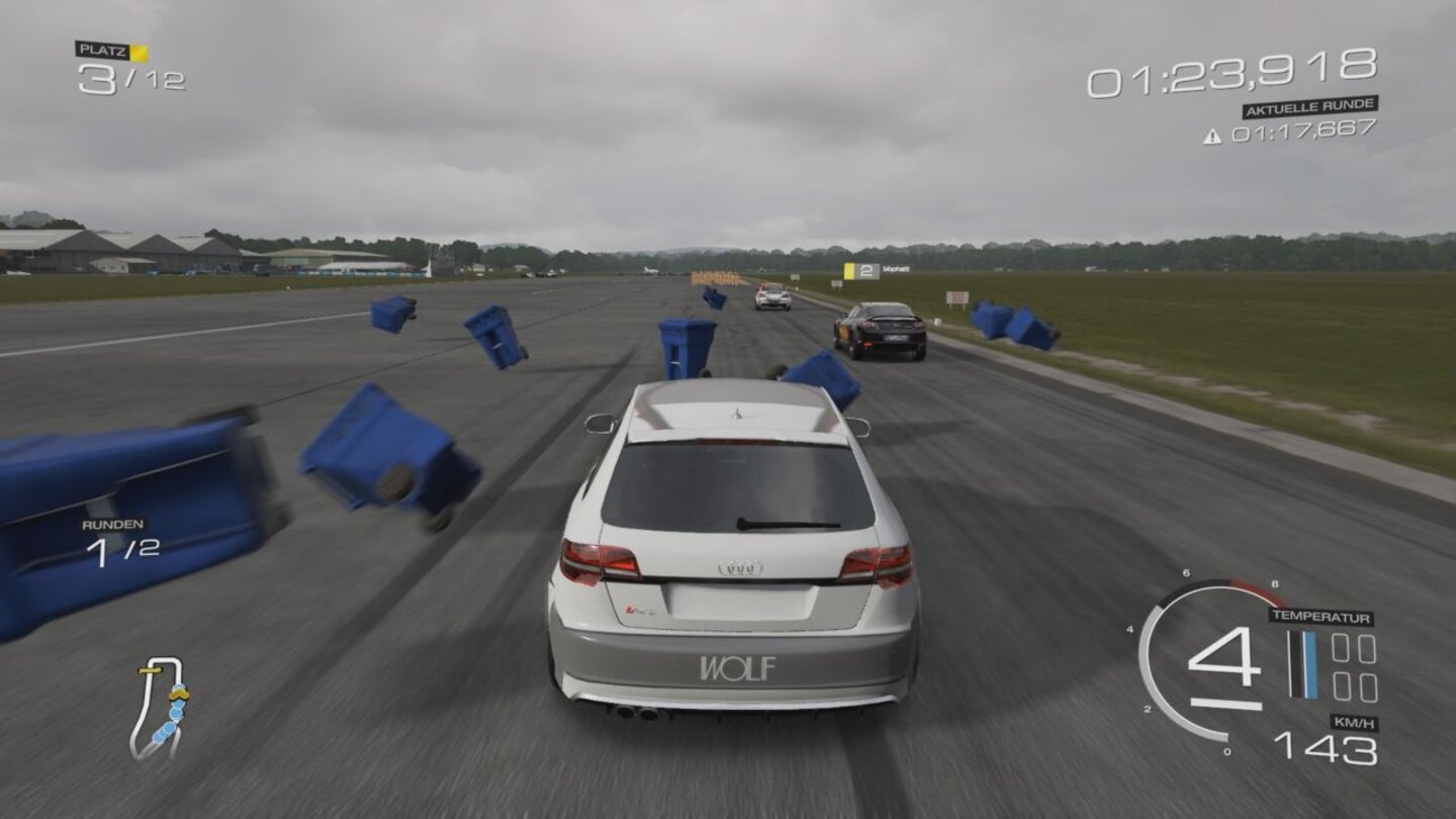 Forza Motorsport 5Auf der Top Gear-Teststrecke liegen bei einem Karriererennen Mülltonnen (?) herum? Die blauen Hindernisse wirbeln bei Kollisionen durch die Luft.