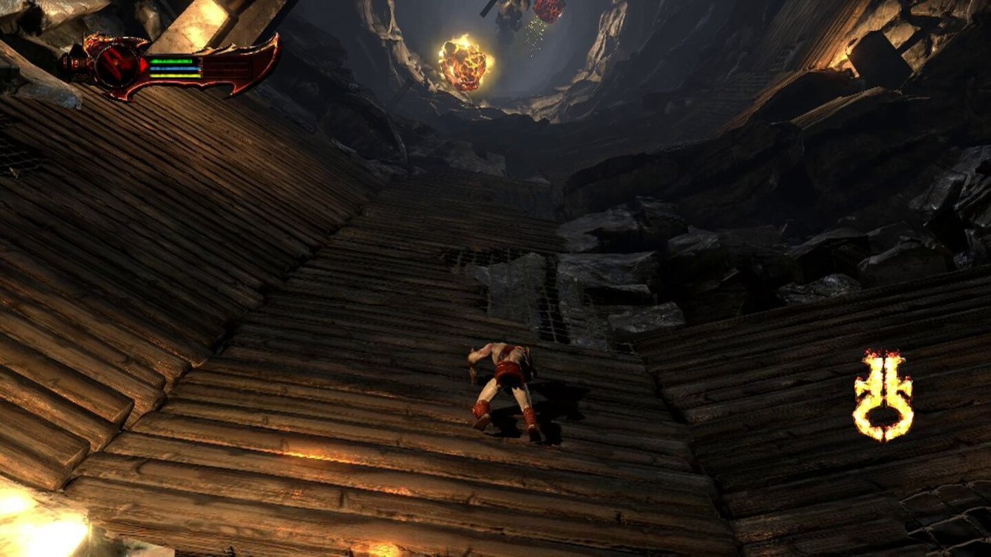 God of War 3 RemasteredWenn wir nicht kämpfen oder rätseln, klettern wir: Hier müssen wir herabfallenden Lavabrocken ausweichen.