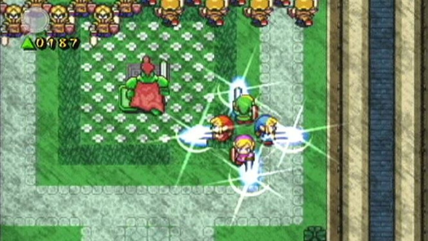 The Legend of Zelda: Four Swords Adventures (2005, GC)Zwei Jahre nach dem ersten Mehrspieler-Zelda Four Swords erscheint 2005 Four Swords Adventures für Nintendos GameCube. Das Spielprinzip ähnelt dem des GBA-Titels sehr stark, allerdings lässt sich der Hauptmodus, Abenteuer Hyrule, auch alleine spielen. Einmal mehr gilt es hier, den Magier Vaati aufzuhalten und insgesamt sieben Maiden aus seiner Gefangenschaft zu retten. Link benutzt dafür erneut das Schwert der Vier. Deutlich interessanter ist Four Swords aber im Mehrspielermodus. Hierbei müssen die Teilnehmer einen GBA an den GameCube anschließen und spielen dann auf ihrem jeweiligen Display. Insgesamt gibt es acht Level mit je drei Gebieten, jeder Spieler kann zudem nur einen Ausrüstungsgegenstand tragen. Geschicktes Kombinieren ist also Pflicht, außerdem müssen wir an einigen Stellen die Formation unserer Links beachten. Der Schattenschlacht-Modus funktioniert ebenfalls nur im Multiplayer. Hier treten bis zu vier Spieler auf insgesamt fünf Karten gegeneinander an.