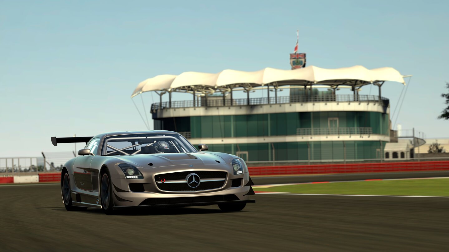 Gran Turismo 6In den Wiederholungen zeigt sich die ganze Klasse der Engine: Zusätzliche Filter lassen das Geschehen beinahe fotorealistisch erscheinen.
