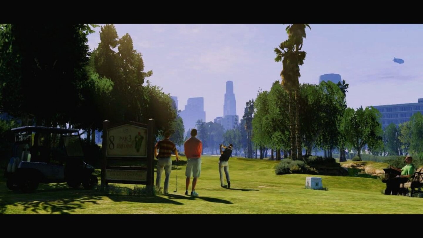 GTA 5 – Trailer-AnalyseOb wir auch in GTA 5 wieder selbst auf den Platz dürfen? Und wenn wir schon dabei sind: Darf auch der Spieler einen Zeppelin (oben rechts) lenken?