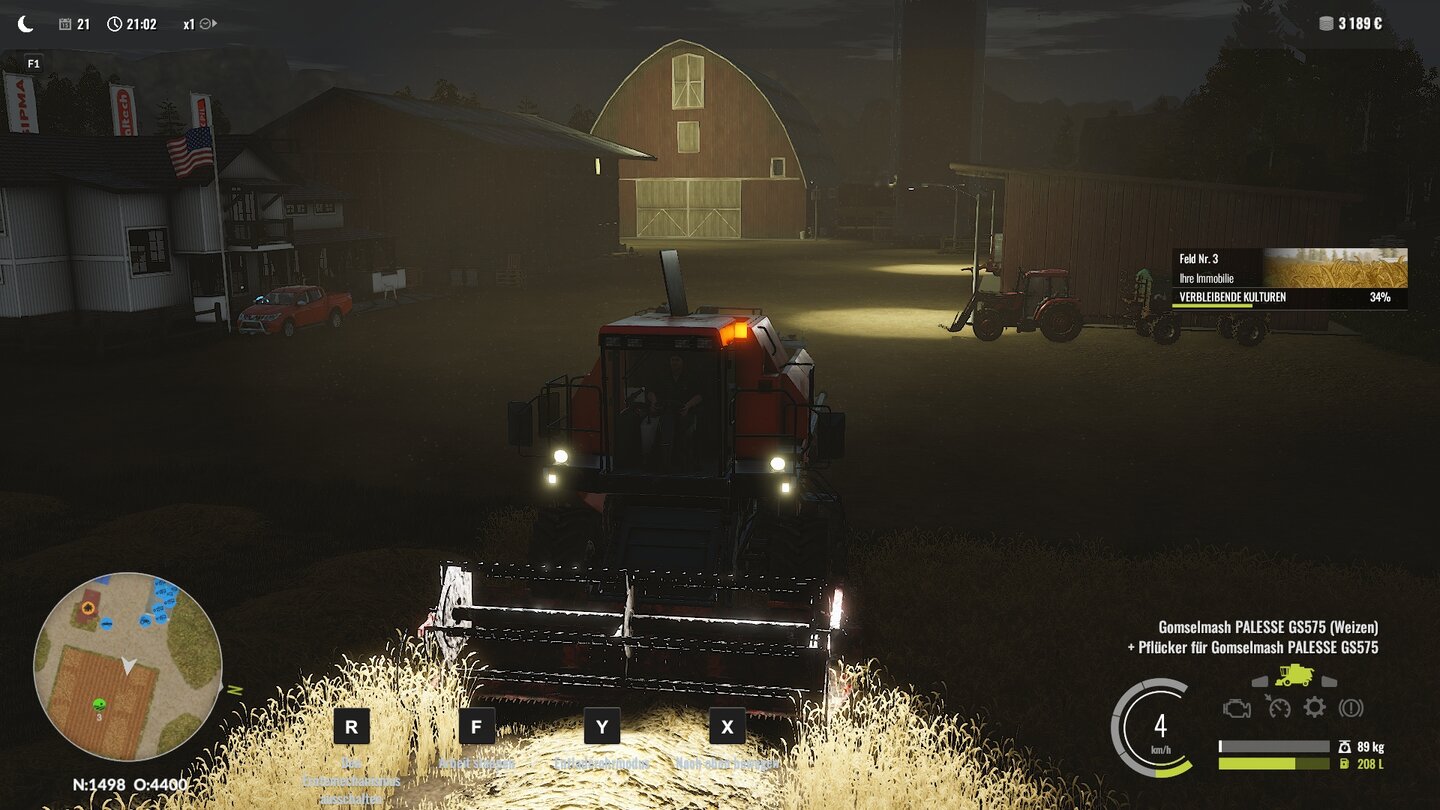 Pure Farming 2018Atmosphärische Nachtarbeit: Mähdrescher und Hof kredenzen feine Lichteffekte. Hinter dem Fahrzeug hängt Weizenstaub in der Luft.