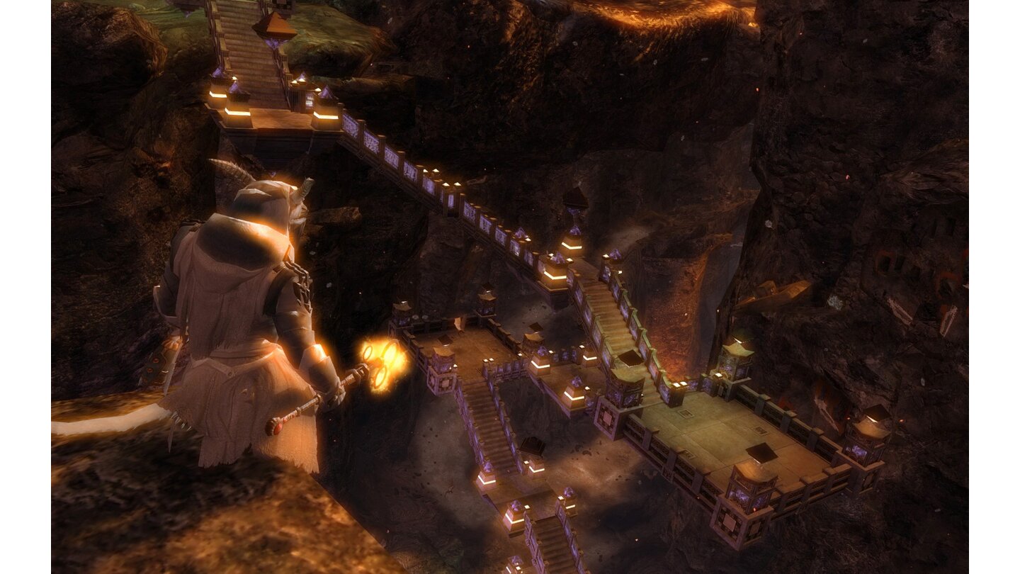 Guild Wars 2Berg Maelstrom: Ein Chaar-Wächter erkundet die vulkanischen Tiefen von Mount Maelstrom, ein schwieriges Gebiet für hochstufige Charaktere in Guild Wars 2.