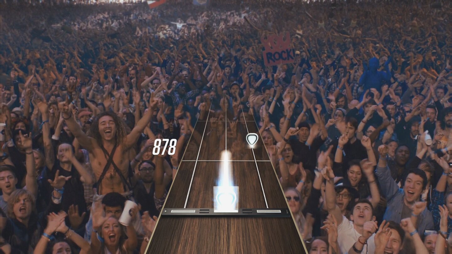 Guitar Hero LiveWer sämtliche Noten trifft, der blickt in jubelnde Fan-Visagen.