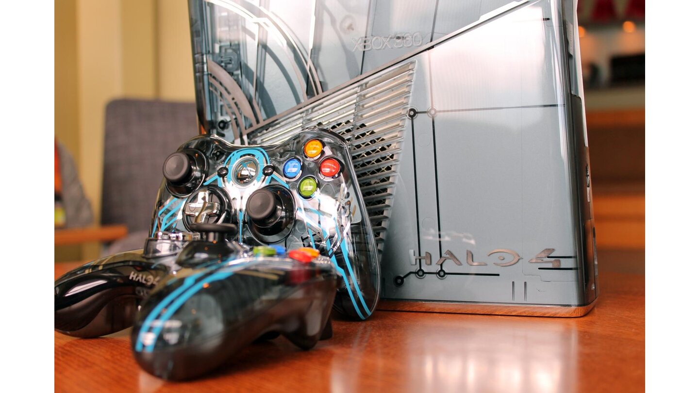 Halo 4 - Limited-Edition-Xbox 360Zusammen mit Microsoft bringt der Entwickler 343 Industries eine Xbox 360 im Halo-Stil auf den Markt. Konsole und Controller sind aufeinander abgestimmt, außerdem werden beim Öffnen des Laufwerks Halo-typische Geräusche abgespielt. Mit im Paket sind auch das eigentliche Spiel und DLC-Codes.
