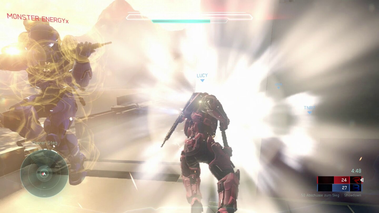 Halo 5: GuardiansDie Rammattacke ist zwar effektiv, wenn sie denn richtig funtkioniert. Nervig: Die Kamera zoomt beim Angriff aus unserem Kämpfer heraus.