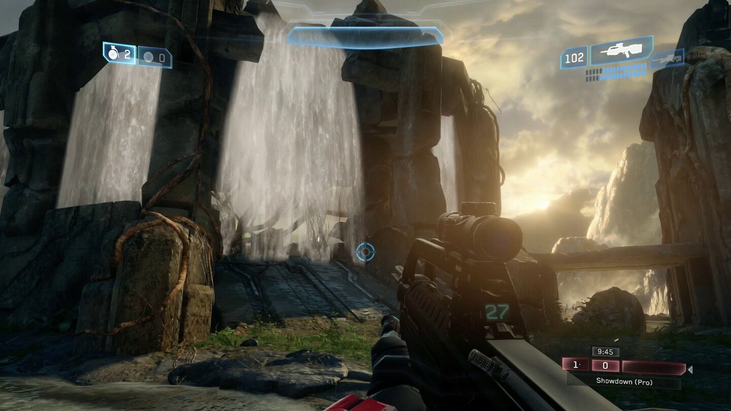 Halo: The Master Chief CollectionDie sechs Anniversary-Karten haben dynamische Elemente wie diesen Wasserfall, der Spielern in der Basis die Sicht nimmt.