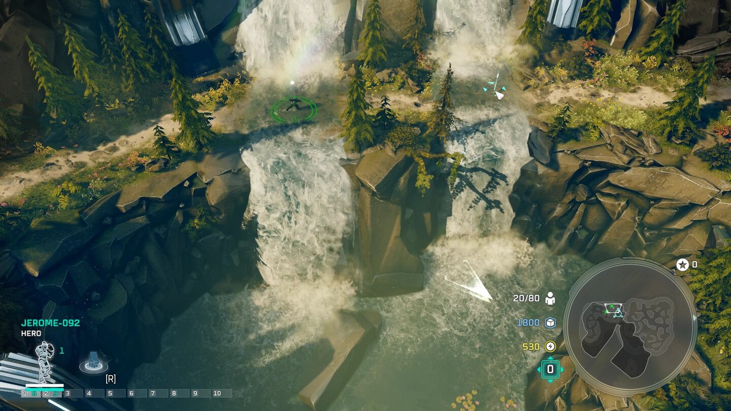Halo Wars 2Die Umgebungen sind detailliert, hier läuft Spartan Jerome-092 an einem romantischen Wasserfall entlang.