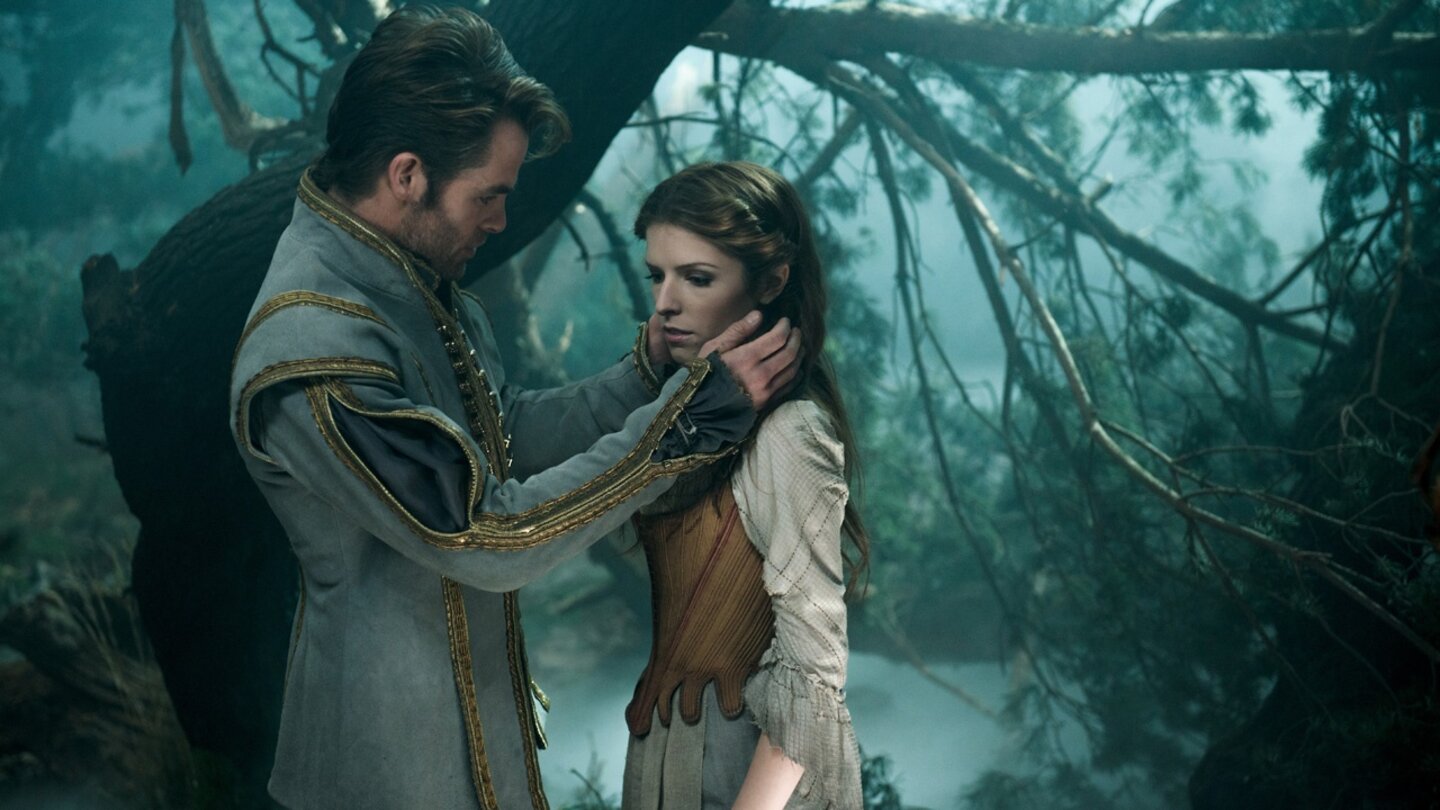 Into the WoodsCinderella (Anna Kendrick) ist sich nicht sicher, ob ihr Prinz (Chris Pine) wirklich der Richtige für sie ist.