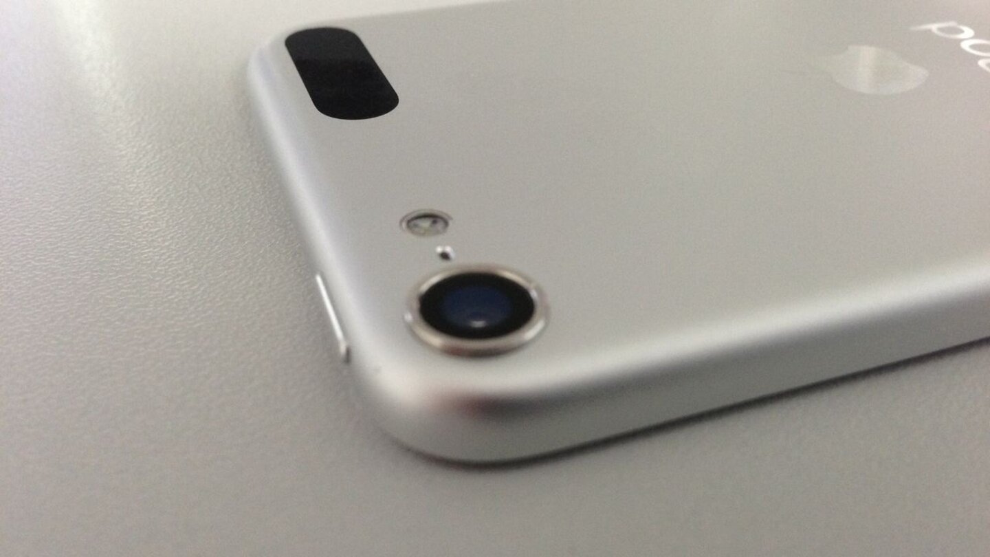 iPod TouchDer Ring um die Kameralinse steht etwa einen halben Millimeter aus dem Gehäuse heraus.