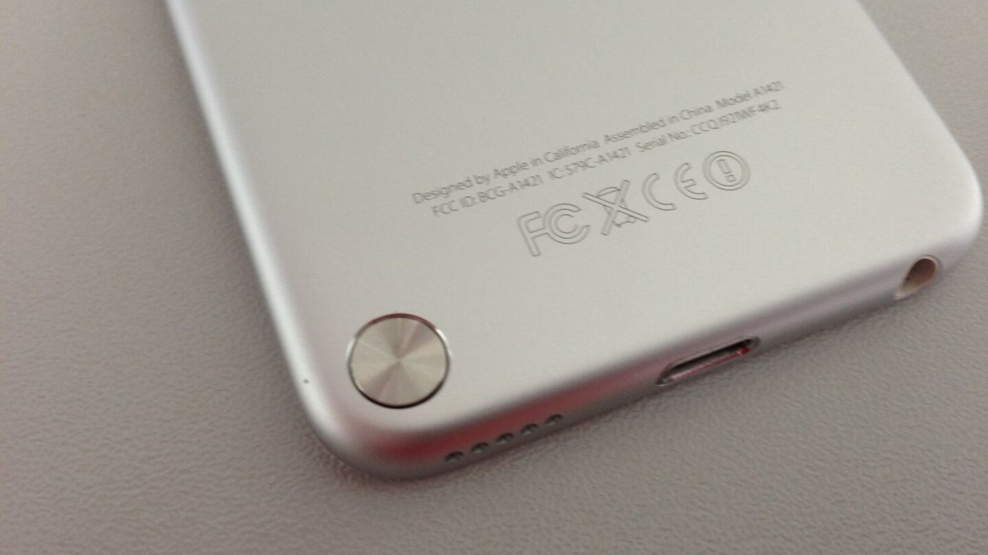 iPod TouchDer Knopf am unteren Gehäuserand wird auf Druck …