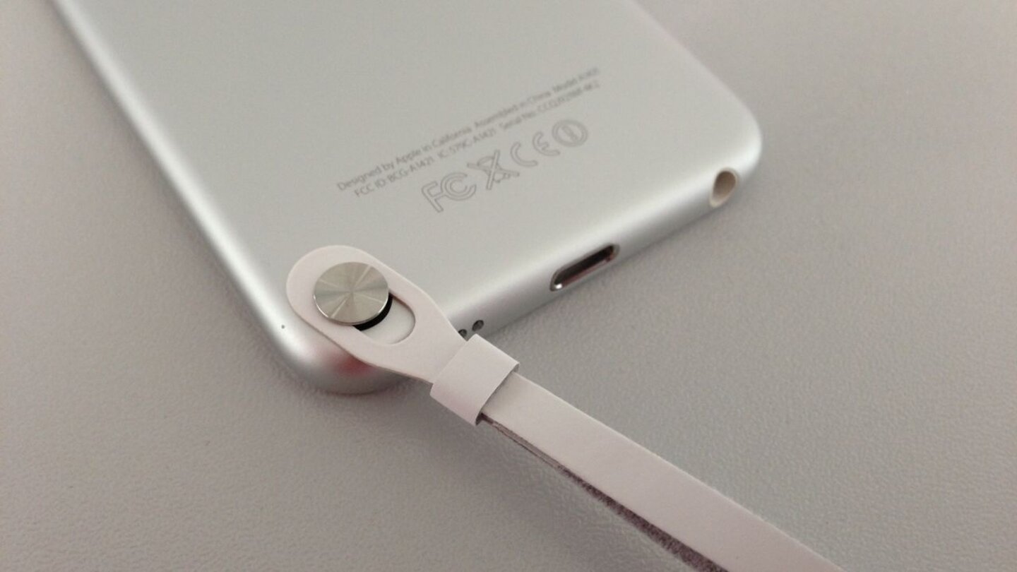 iPod Touch… für das beigelegte Handgelenkbändchen. Das gibt’s für stolze 9 Euro auch in anderen Farben.