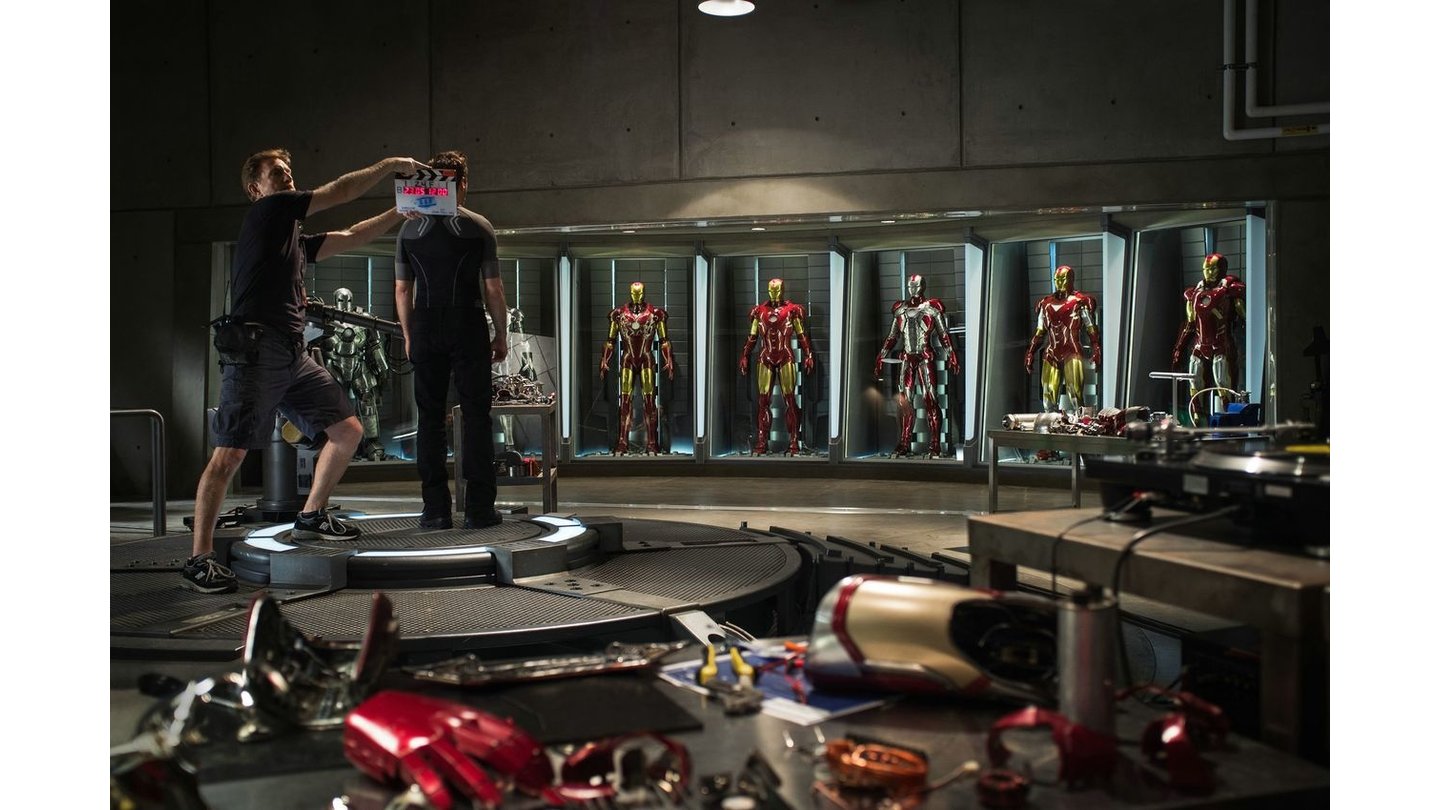 Iron Man 3Robert Downey Jr. bei den Dreharbeiten zu Iron Man 3. Warum braucht er so viele Anzüge?