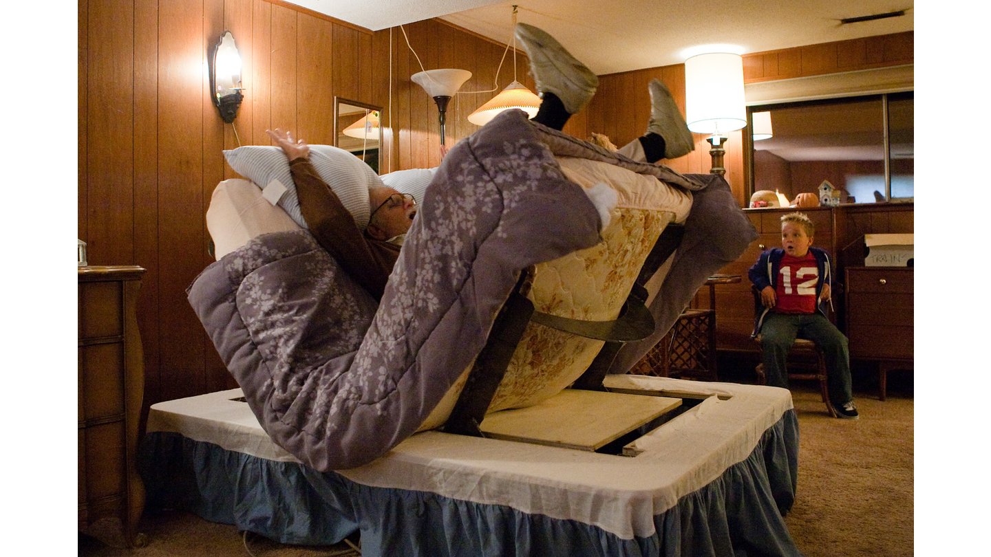 Bad GrandpaEine der wahrscheinlich lustigsten Szenen im Film hat mit diesem klappbaren Bett zu tun. Wer bei Bad Grandpa nicht wenigstens einmal anfängt vor Lachen zu schreien, hat wohl einen sehr eigenen Humor.