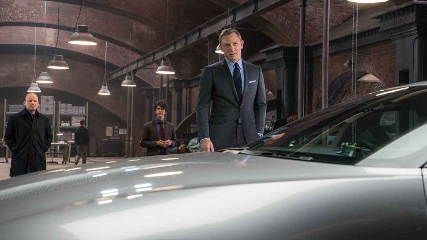James Bond 007: SpectreDa war er noch heil und imposant - Bonds neues Objekt der Begierde: der Aston Martin.