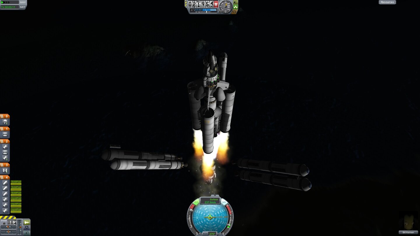 Kerbal Space Program
Der Treibstoff der letzten Stufe ist verbraucht, hier werfen die Zusatz-Booster ab und starten durch.