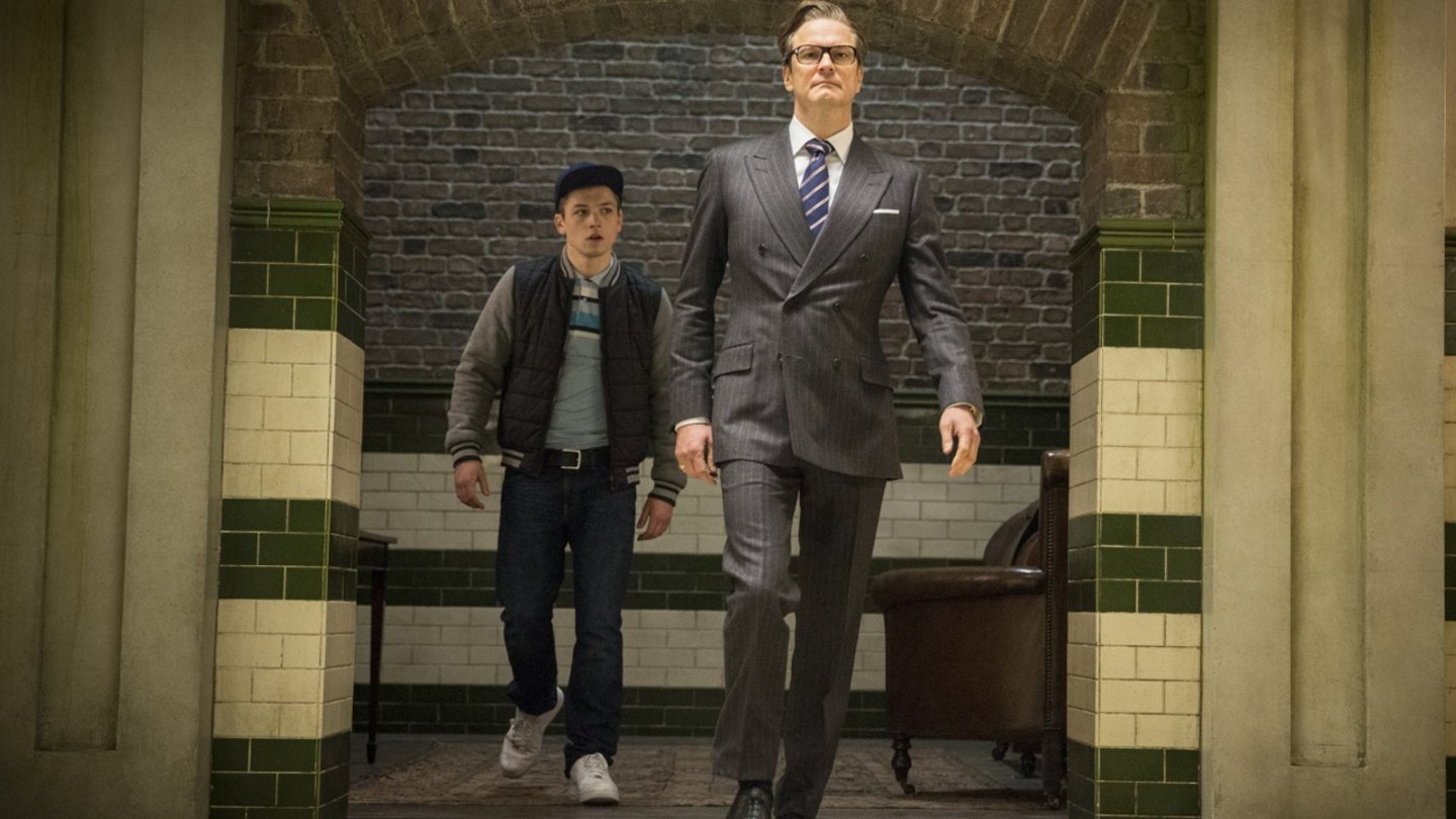 Kingsman: The Secret ServiceEggsy (Taron Egerton) staunt nicht schlecht, als ihm Harry Hart (Colin Firth) die unterirdische Zentrale der Kingsmen zeigt.