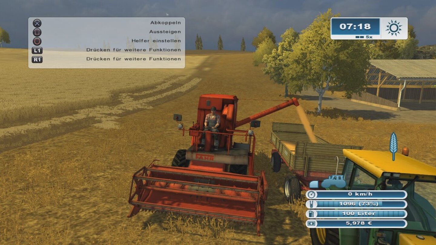 Landwirtschafts-Simulator 2013 - Screenshots aus der KonsolenversionBevor wir das Feld weiter abmähen können, müssen wir das bereits geerntete Getreide in den bereitgestellten Anhänger füllen.