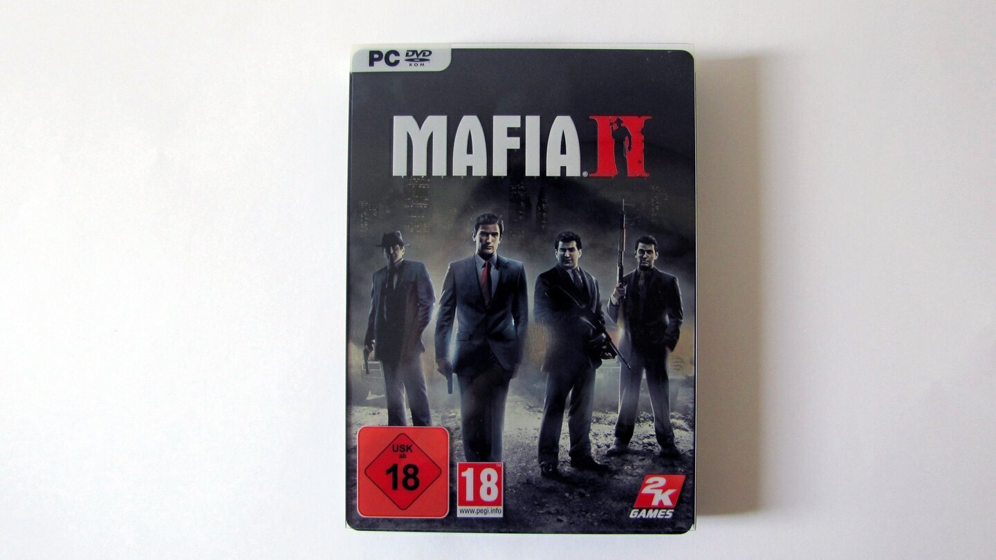 Die Collector's Edition von Mafia 2 ausgepacktAuf den ersten Blick gleicht die CE der normalen Version, fällt mit 3 cm aber doppelt so dick aus.